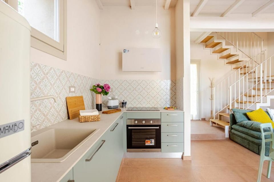 Kitchen or kitchenette, Seating area, minibar, air conditioner