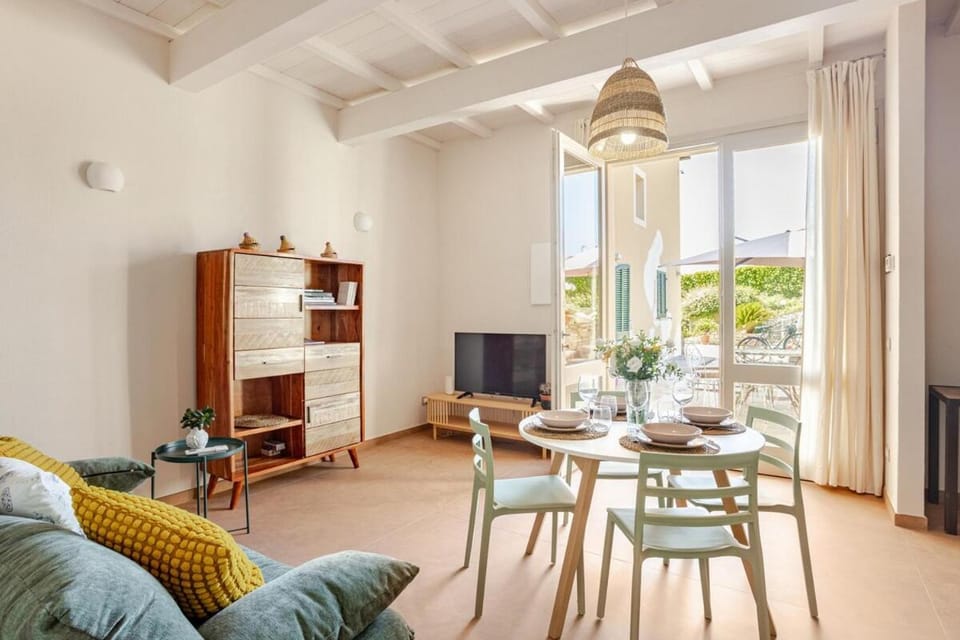 Communal lounge/ TV room, TV and multimedia, Living room, Seating area, Dining area, Evening entertainment