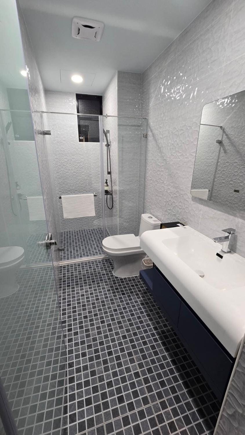 Shower, Toilet, Bathroom, towels