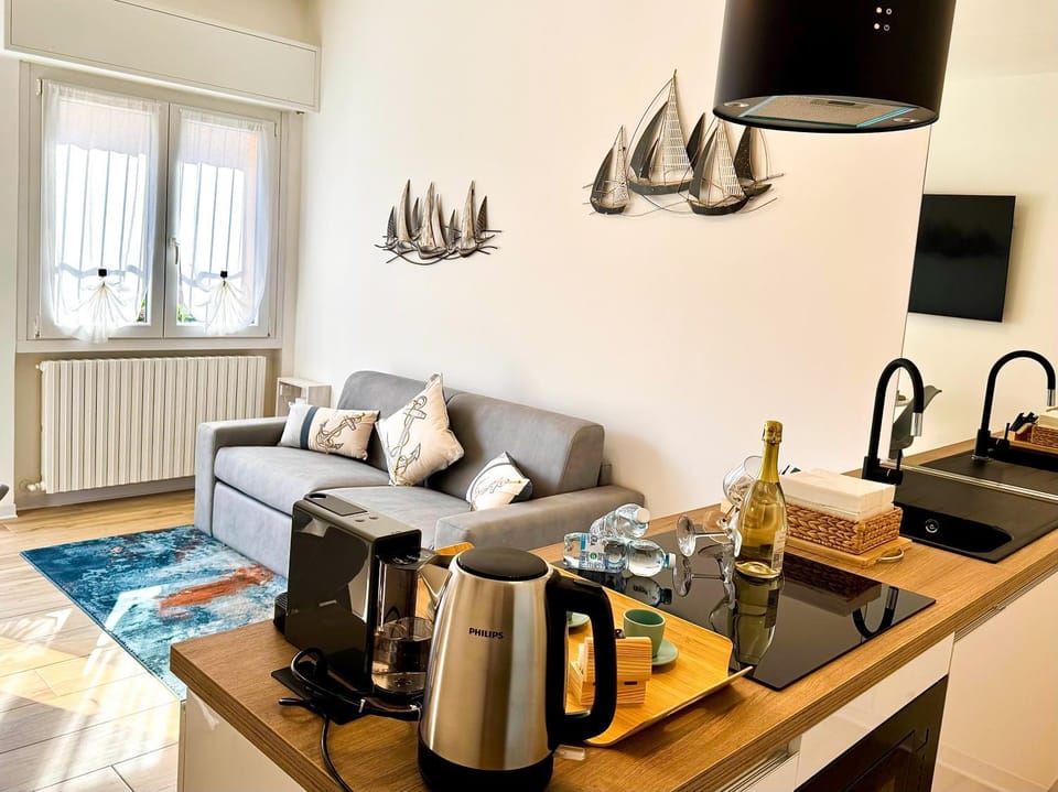 TV and multimedia, Kitchen or kitchenette, Living room, Seating area, Dining area