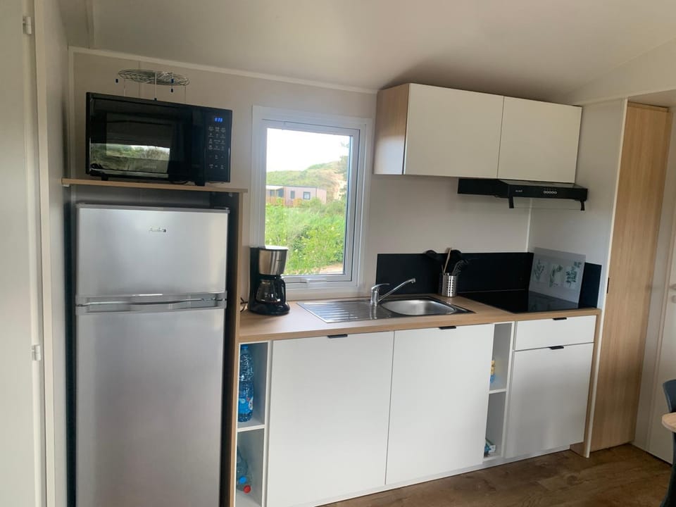 Kitchen or kitchenette, microwave, stove