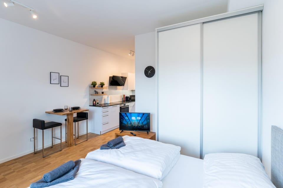 Bed, TV and multimedia, Kitchen or kitchenette, Photo of the whole room, Bedroom, wardrobe