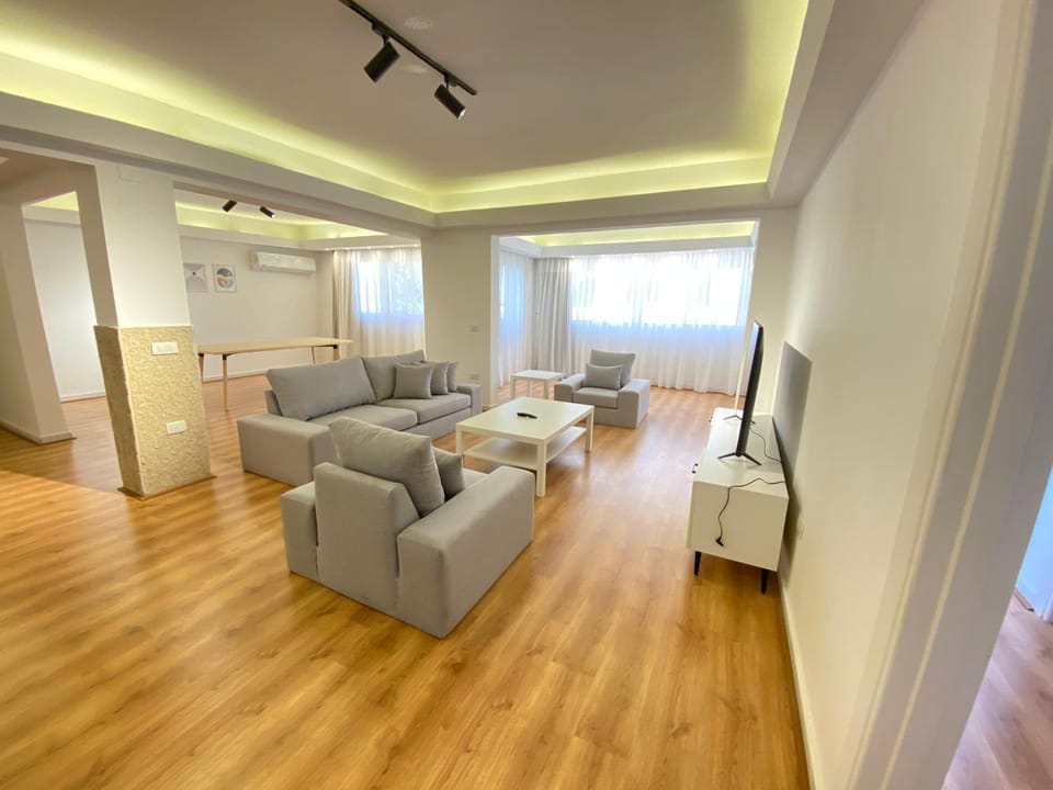 TV and multimedia, Living room, Seating area, Dining area