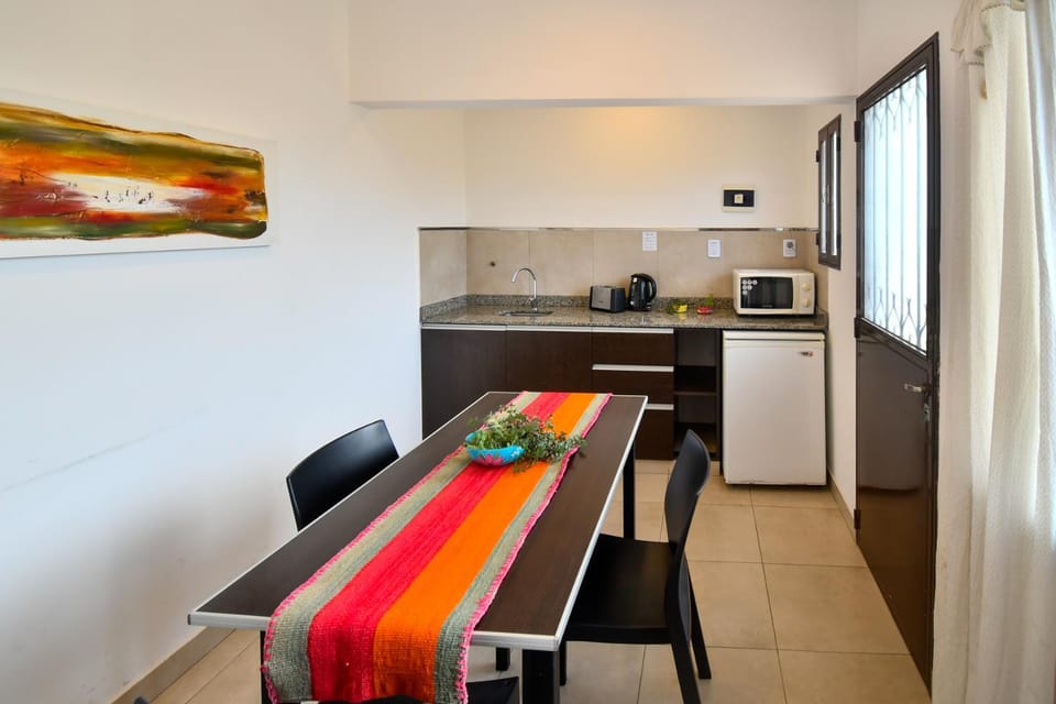 Kitchen or kitchenette, Dining area, minibar, toaster