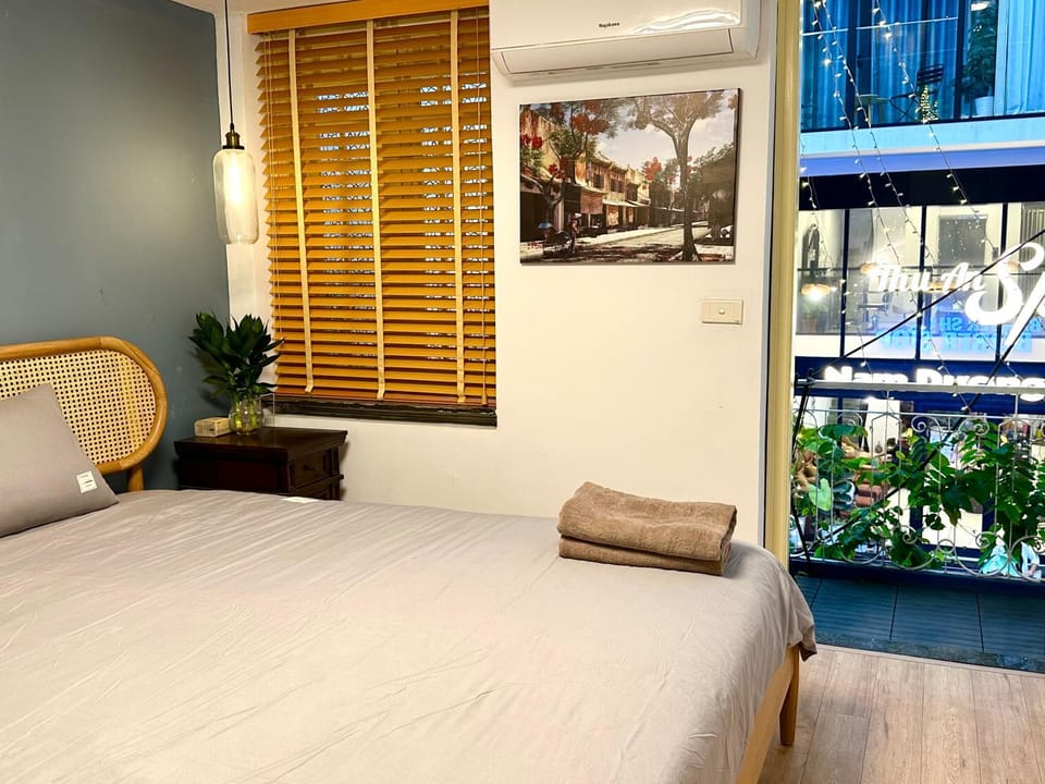 address 16 gia ngư City view Big Balcony 3Br Apartment in Hanoi
