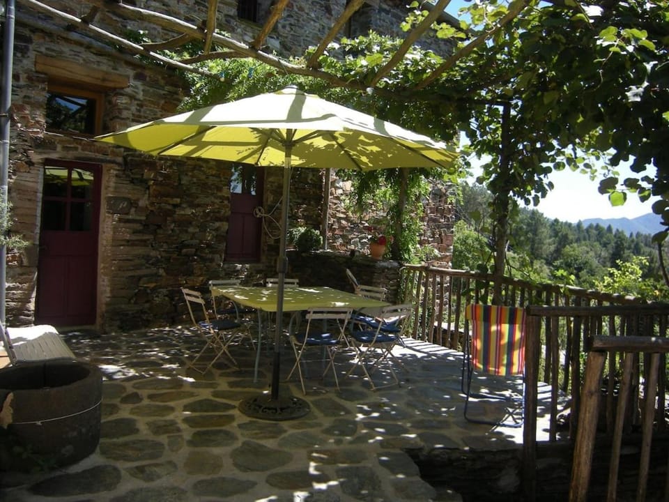 Property building, Patio, Spring, Day, Natural landscape, Garden, Balcony/Terrace, Dining area, Garden view