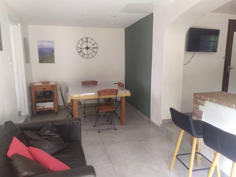 TV and multimedia, Seating area, Dining area