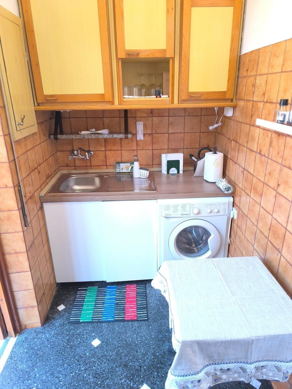 Kitchen or kitchenette, washing machine