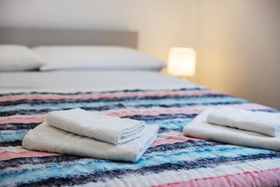 Bed, Bedroom, towels
