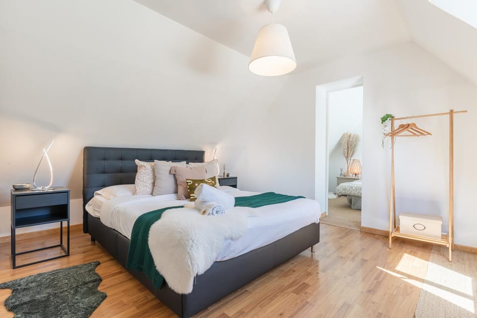 Bed, Photo of the whole room, Bedroom, towels