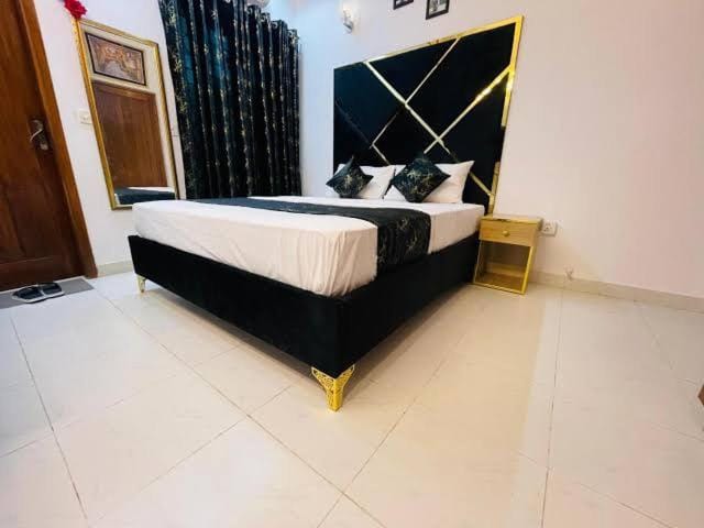 Pearl Galaxy Family Guest House Hotel in Karachi