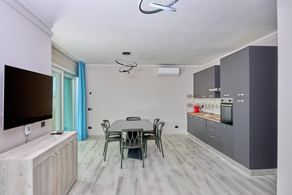 Kitchen or kitchenette, Dining area, oven, stove