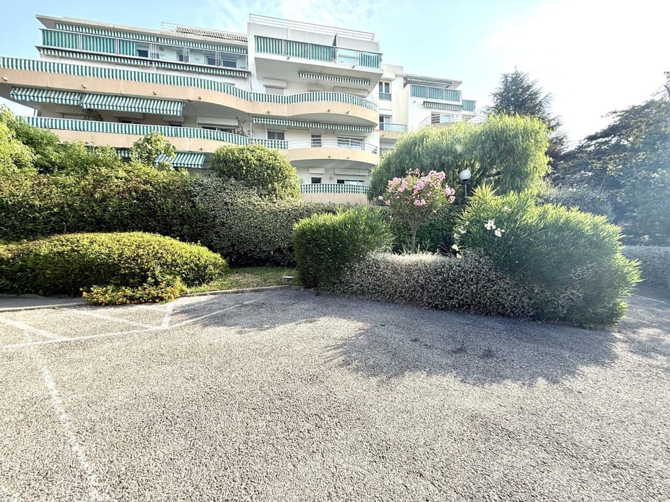 Property building, Facade/entrance, Off site