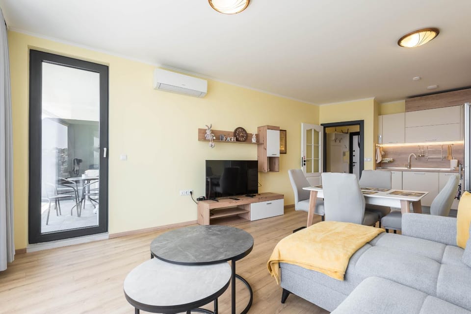 TV and multimedia, Living room, Seating area, Evening entertainment, air conditioner