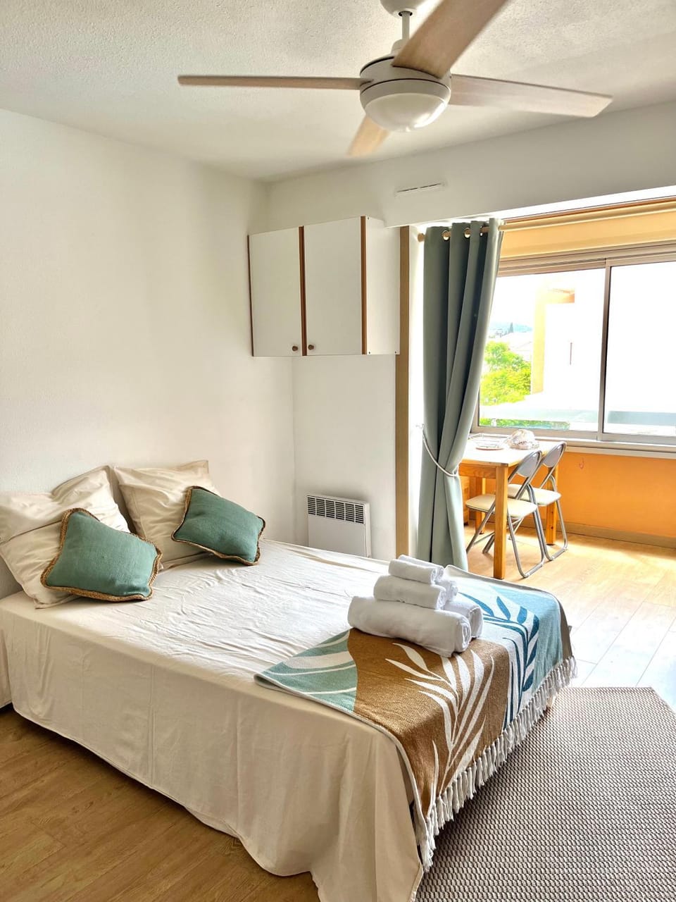 Living room, Photo of the whole room, towels