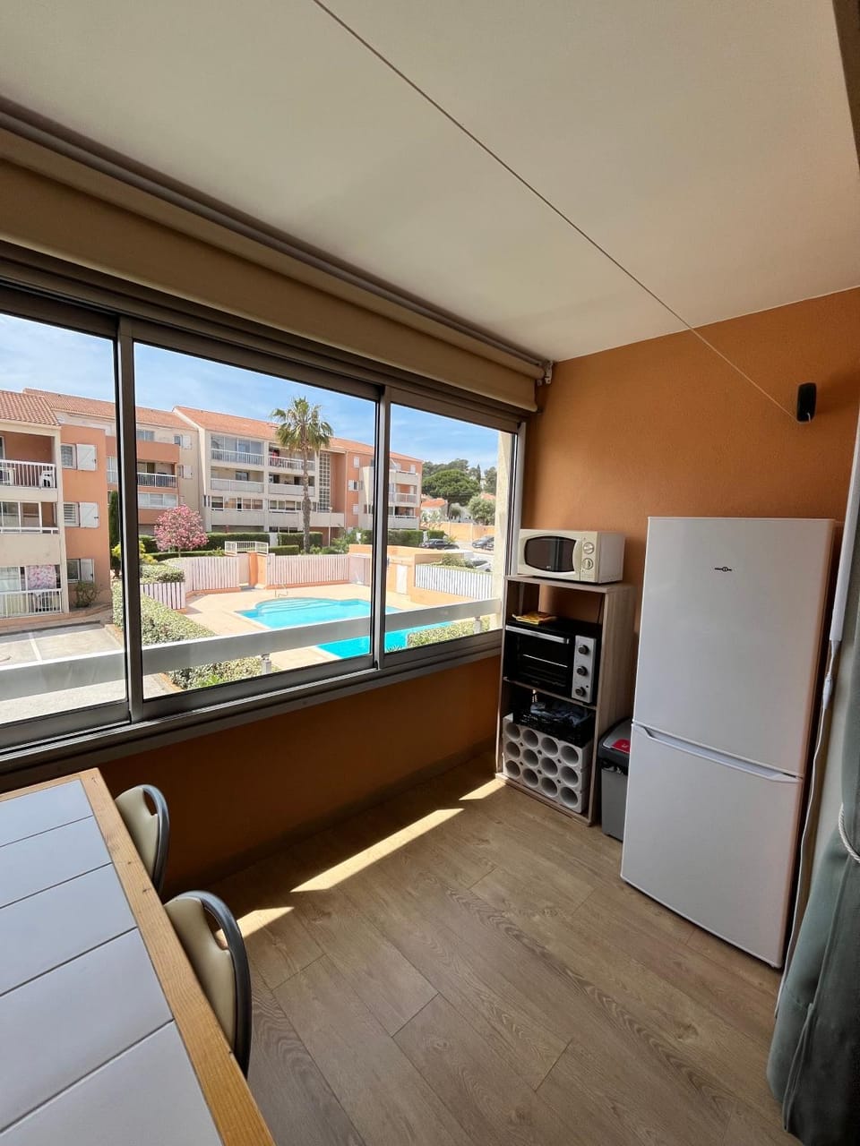 Dining area, Pool view