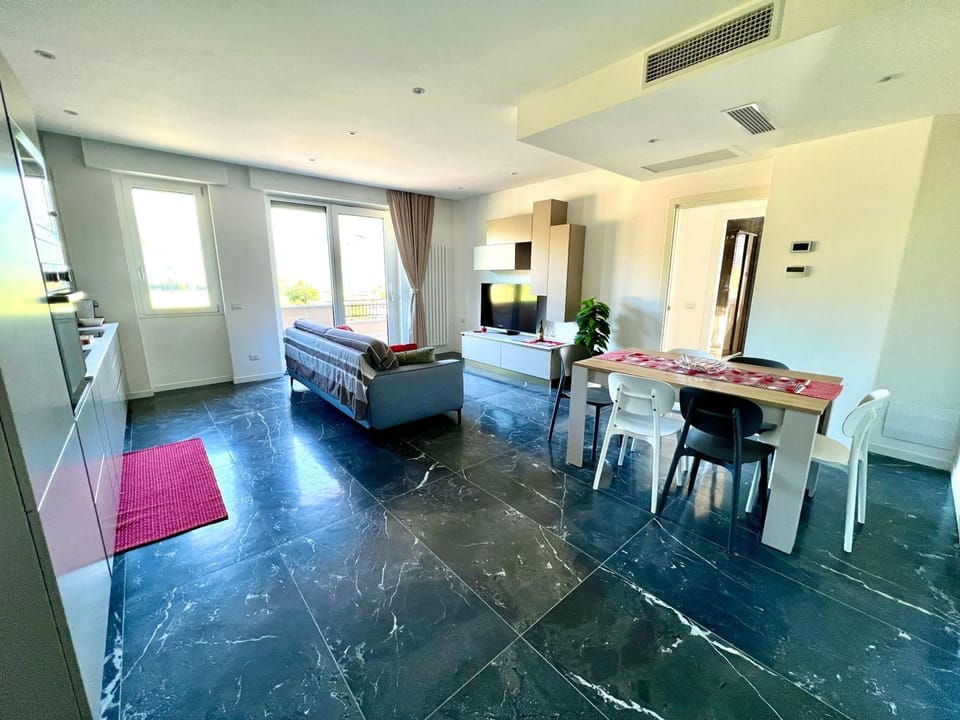 TV and multimedia, Living room, Seating area, Dining area