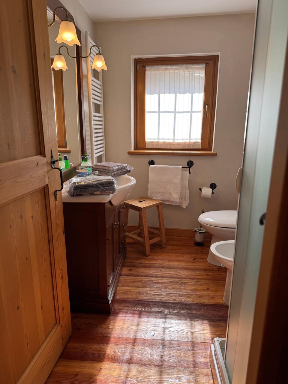 Shower, Toilet, Bathroom, towels