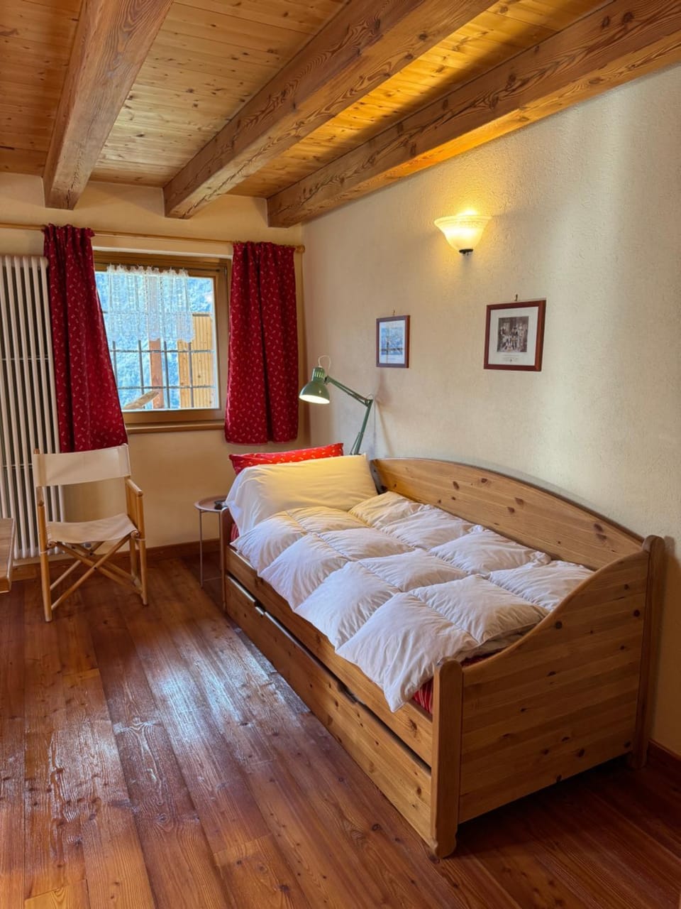 Bed, Living room, Seating area