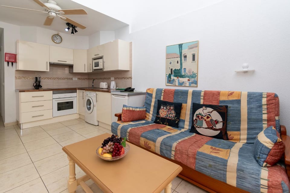 Lovely 1 Bedroom Apartment Communal Heated Pool Apartment in Los Cristianos