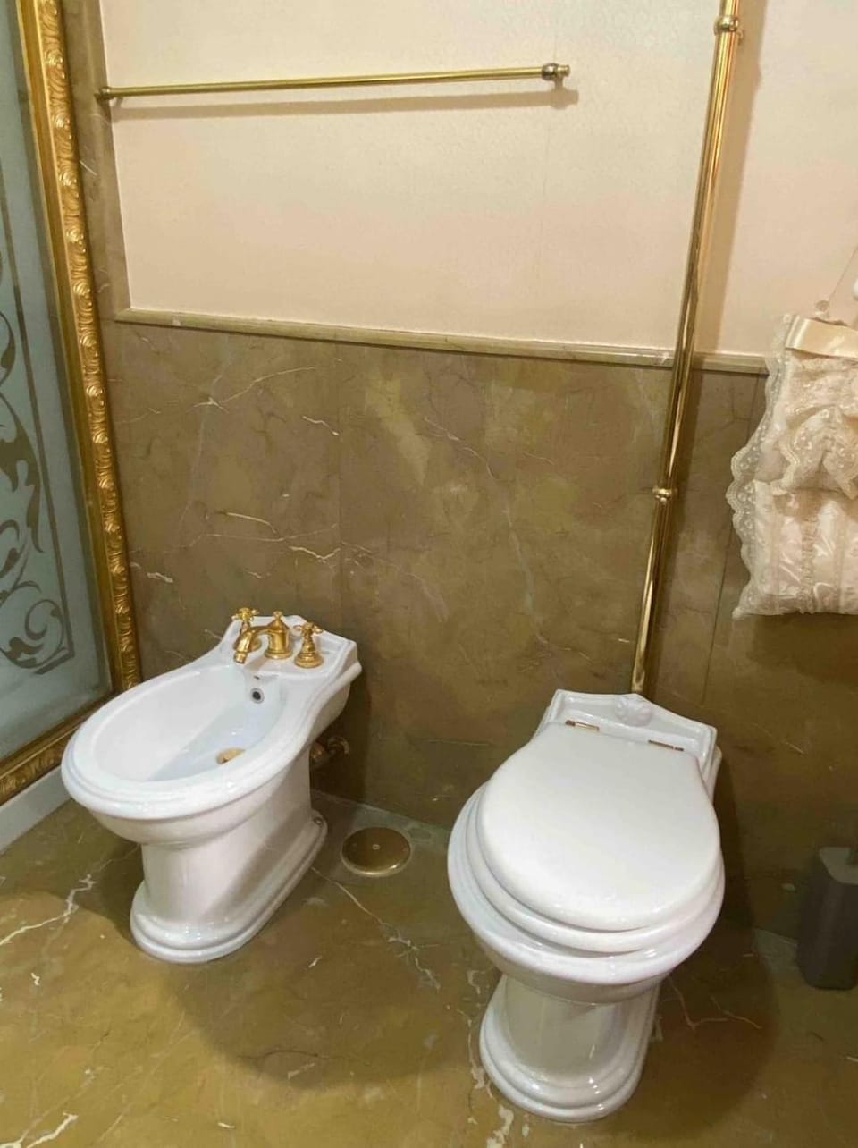 Toilet, bidet