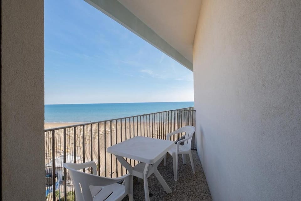La Torre Moderno Monolocale Fronte Mare Apartment in Lido di Jesolo