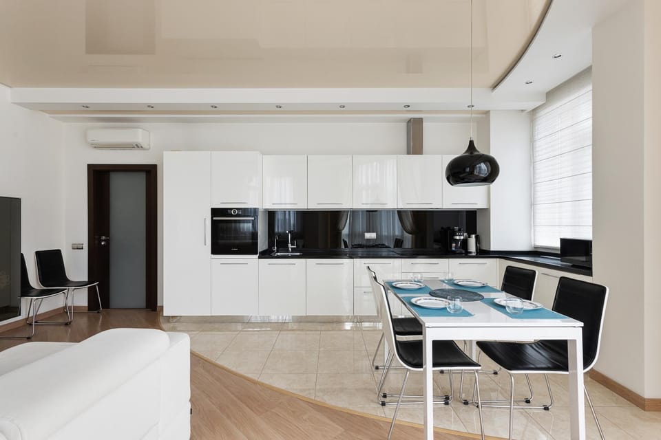 TV and multimedia, Kitchen or kitchenette, Photo of the whole room, Dining area, stove