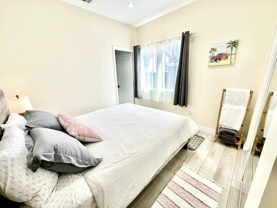 2-bedroom guest house in cool Huntington Beach with AC, WiFi House in Huntington Beach