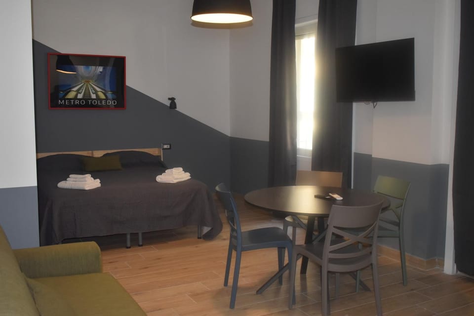 Bed, TV and multimedia, Bedroom