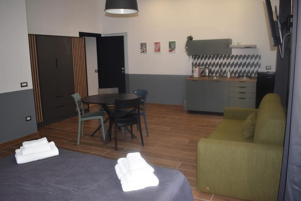 Bed, Kitchen or kitchenette, Photo of the whole room, Bedroom, wardrobe
