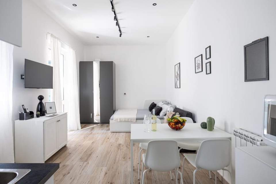 Bed, Dining area, wardrobe