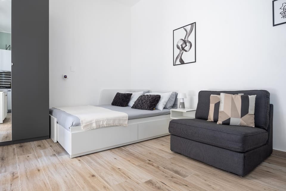 Bed, Living room, Photo of the whole room, Bedroom