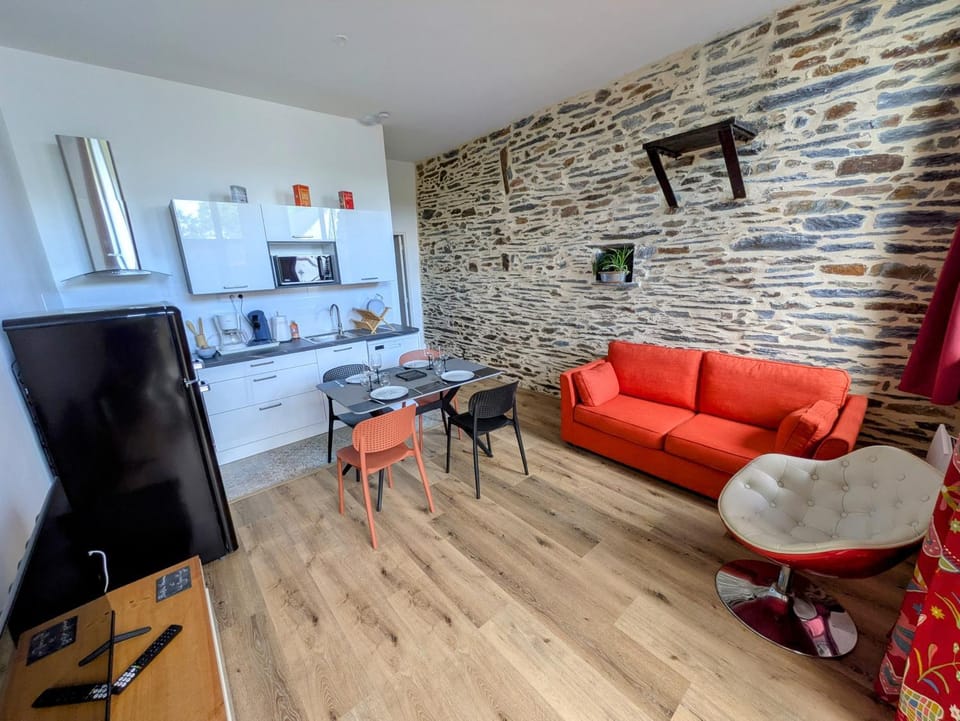 Kitchen or kitchenette, Living room, Seating area, Dining area