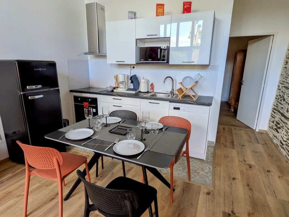 Kitchen or kitchenette, Dining area