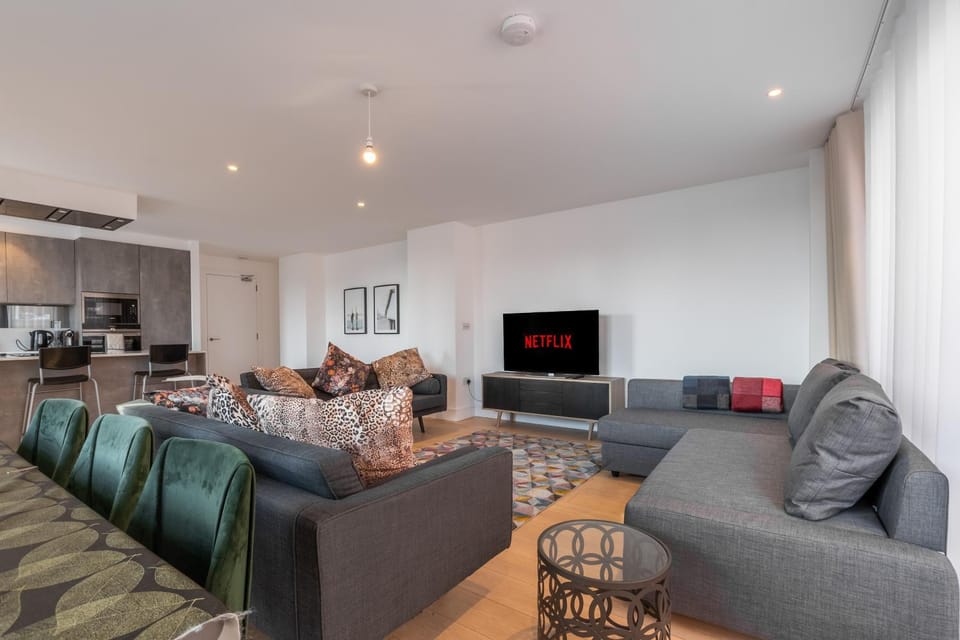 Stylish Penthouse Near Little Venice & Hyde Park Apartment in City of Westminster