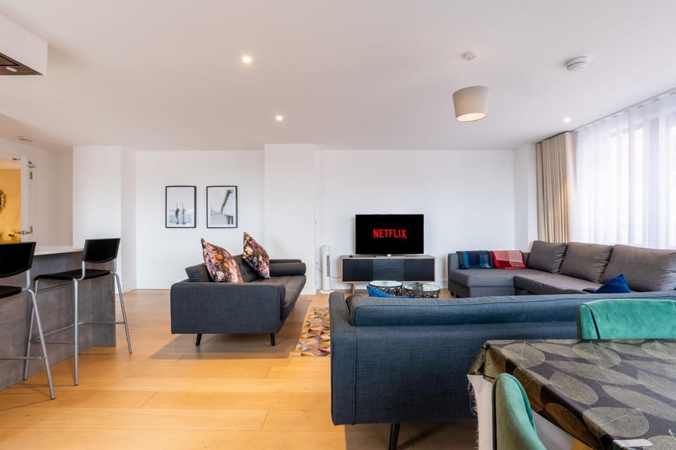 Stylish Penthouse Near Little Venice & Hyde Park Apartment in City of Westminster