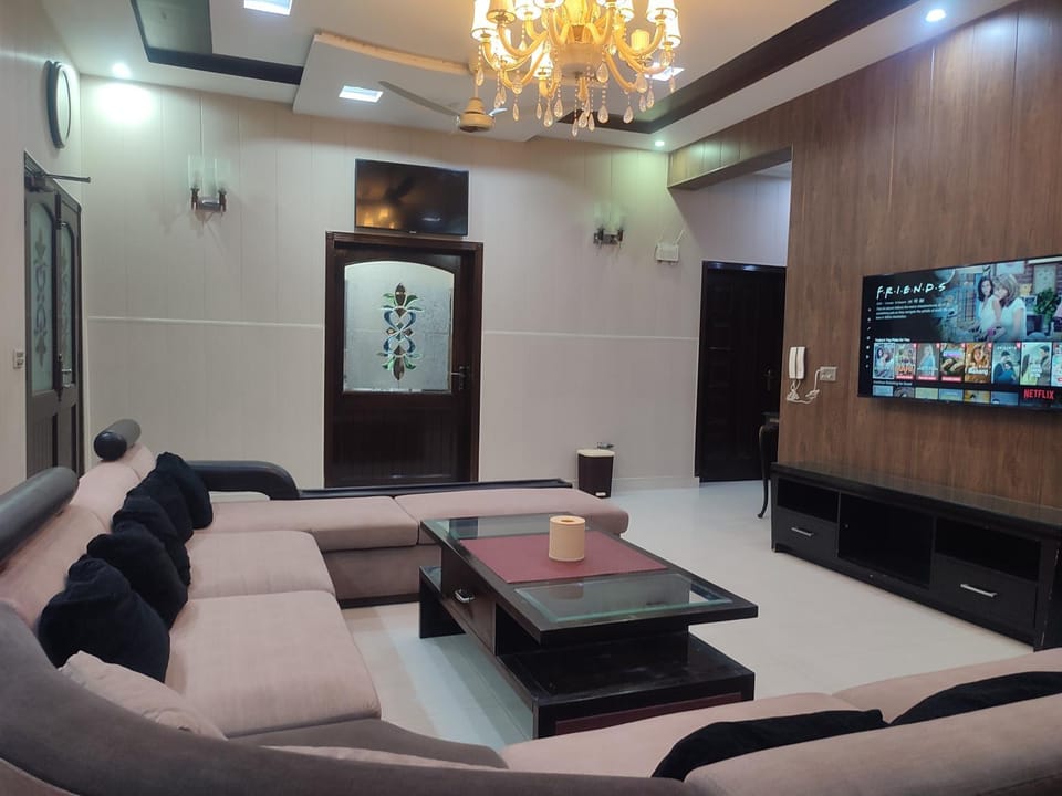 Communal lounge/ TV room, TV and multimedia, Living room, Seating area