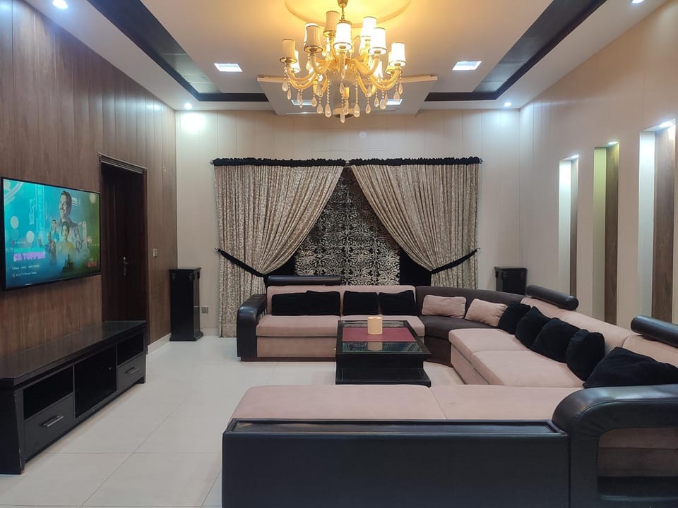 Communal lounge/ TV room, TV and multimedia, Living room, Seating area