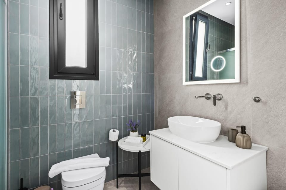 Shower, Toilet, Bathroom, towels