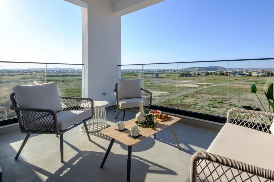 View (from property/room), Balcony/Terrace, Seating area, Mountain view