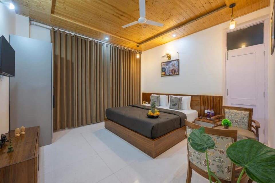 Bed, TV and multimedia, Living room, Photo of the whole room, Seating area, Bedroom