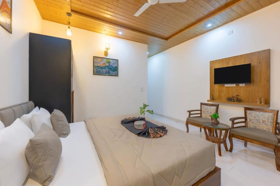 Communal lounge/ TV room, Bed, TV and multimedia, Living room, Photo of the whole room, Seating area, Evening entertainment, Bedroom