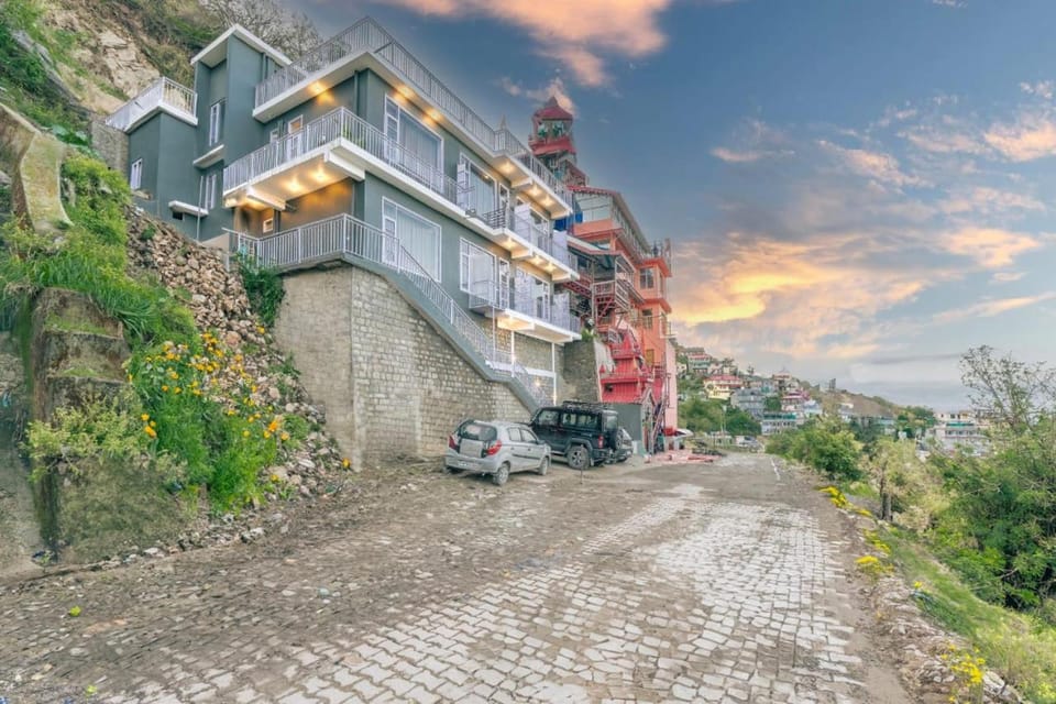 Property building, Day, Natural landscape, Mountain view, Street view, Parking