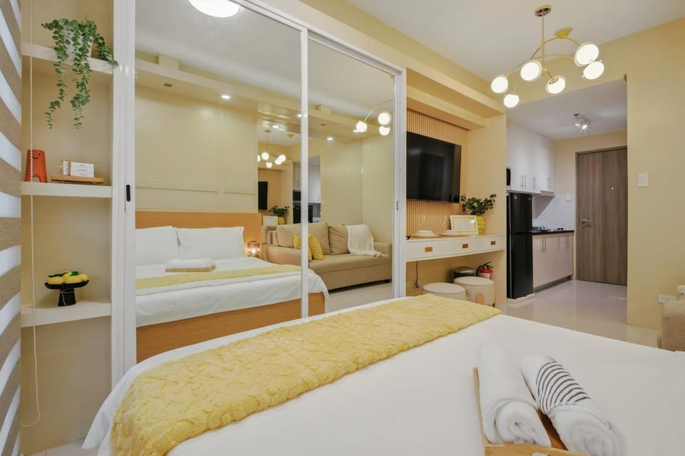 Bed, TV and multimedia, Kitchen or kitchenette, Photo of the whole room, Bedroom