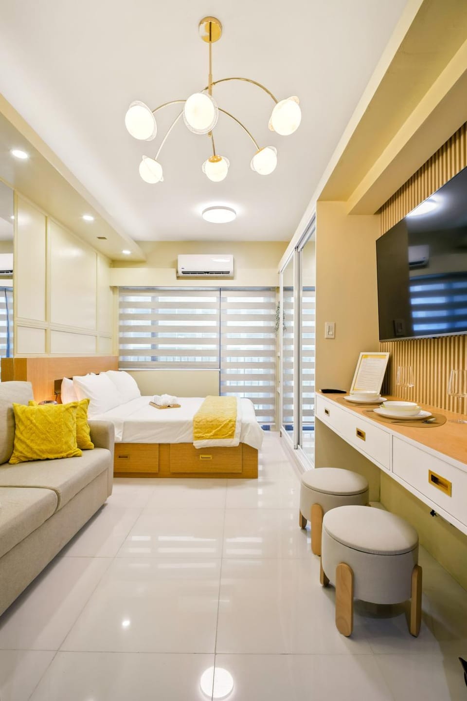 Bed, TV and multimedia, Living room, Photo of the whole room, Seating area, Bedroom
