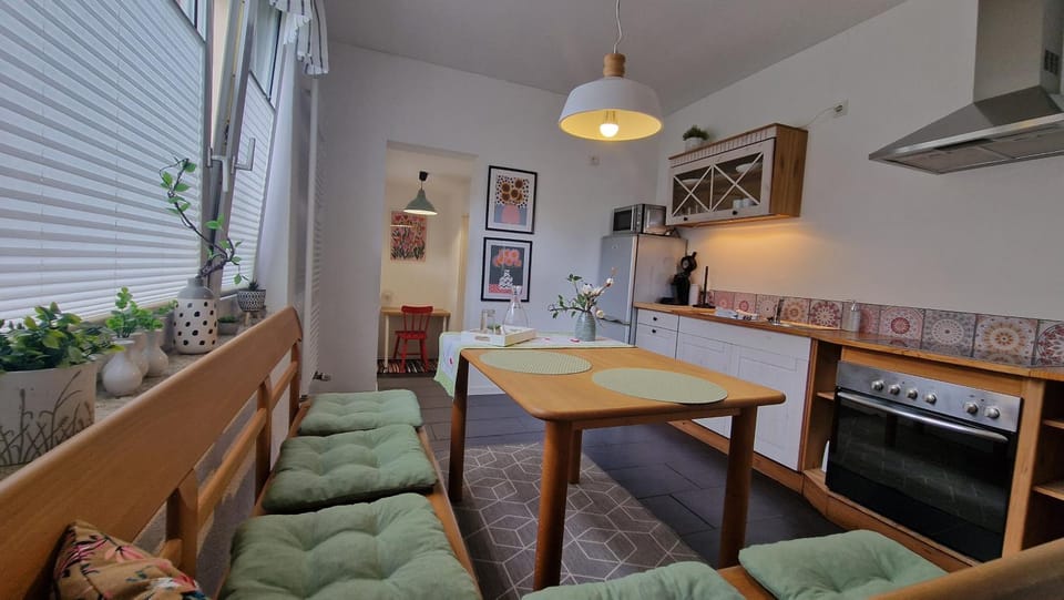 Kitchen or kitchenette, Living room, Seating area, Dining area