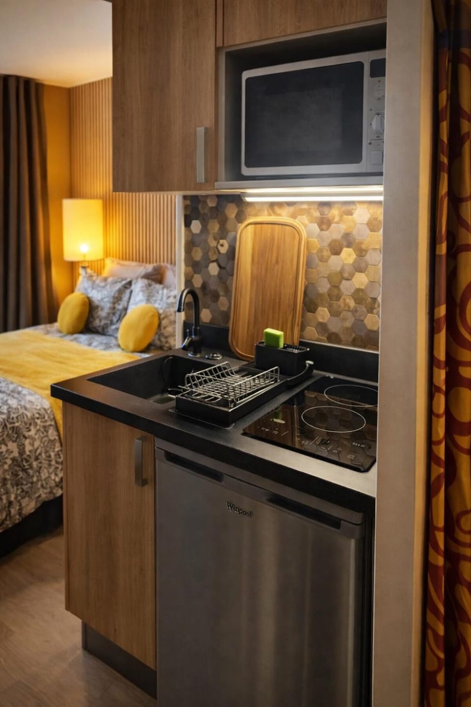 Bed, Kitchen or kitchenette, Photo of the whole room, stove