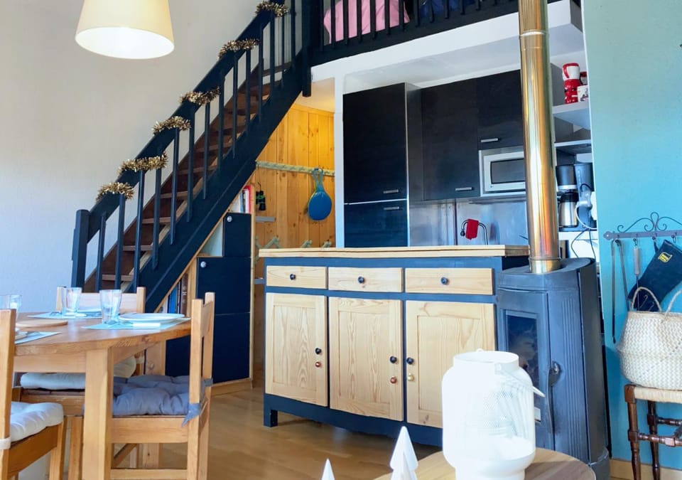 Kitchen or kitchenette, Living room, Dining area, microwave, kitchen