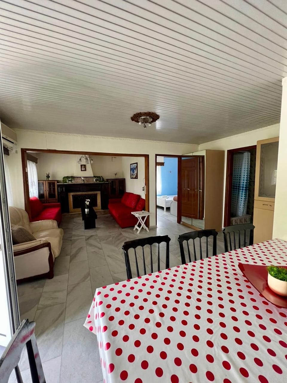 Kitchen or kitchenette, Living room, Seating area, Dining area