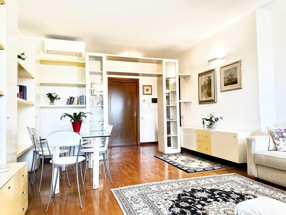 TV and multimedia, Living room, Seating area, Dining area, internet, air conditioner